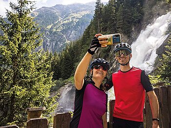 2 Personen machen ein Selfie vor dem Krimmler Wasserfall
