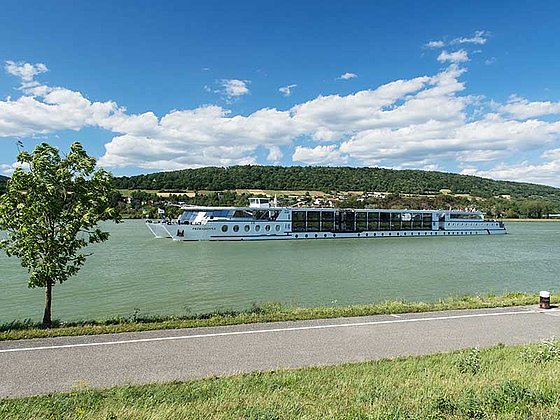 Blick auf die Donau mit MS Primadonna