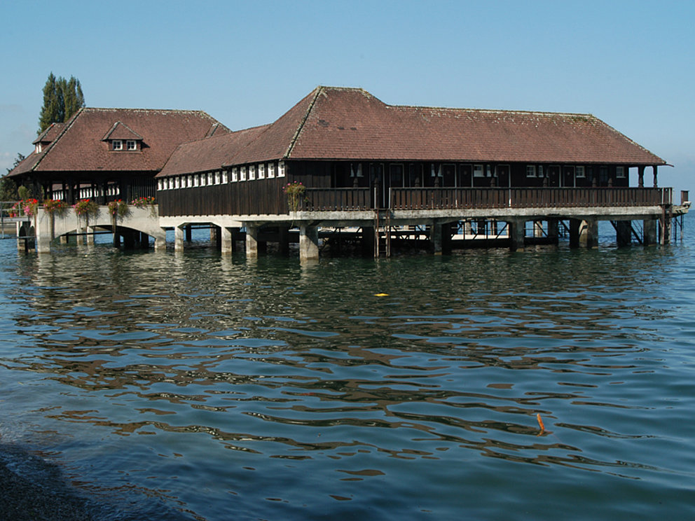 Wasserhaus mit Pfählen am Bodensee in Rorschach