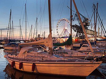 tolle Abendstimmung im Hafen mit Booten in Rostock
