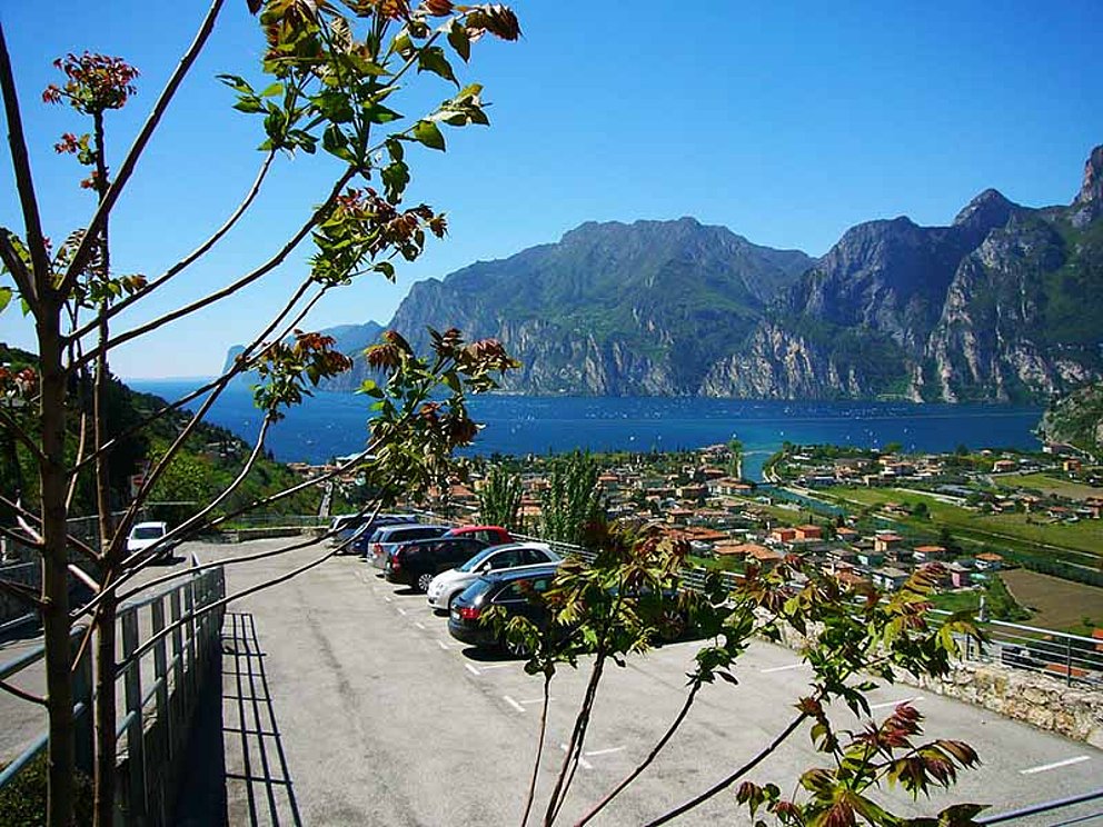 Parkplatz mit toller Aussicht auf den Gardasee