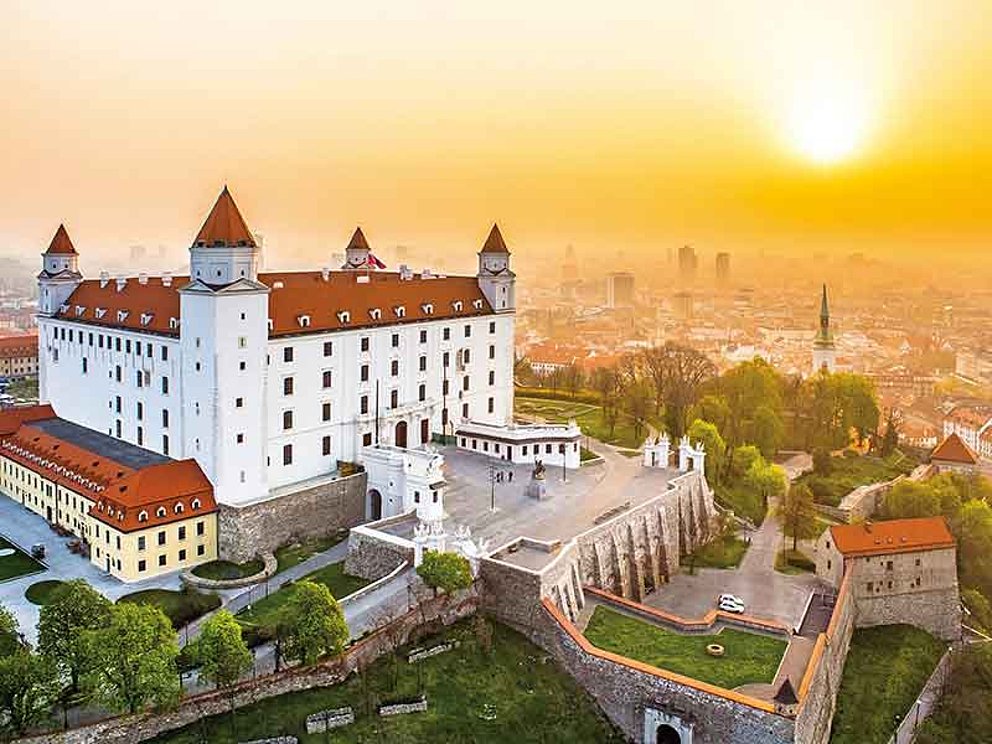 Sonnenuntergang über Bratislava mit Burg