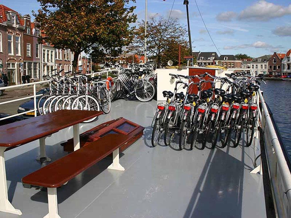 Sonnendeck mit Rädern auf dem Schiff Sarah in Holland