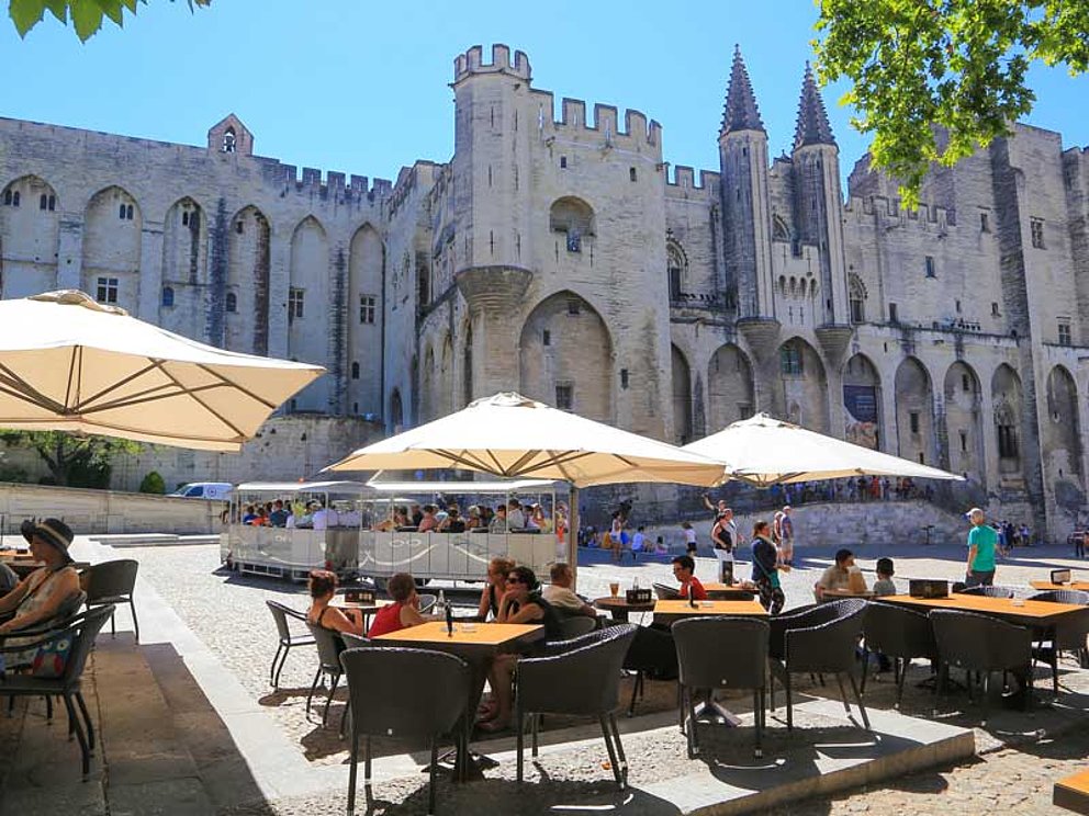 Straßencafé vor dem historischen Papstpalast in Avignon
