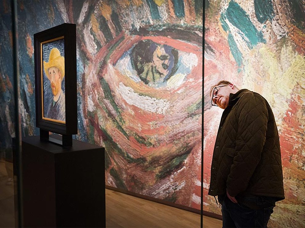Eine Mann vor einem Ausstellungsstück im Van Gogh Museum