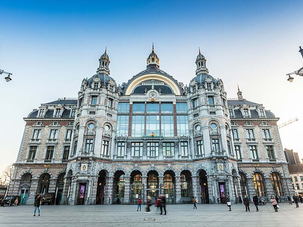 Außenansicht des Centraal-Bahnhofes in Antwerpen