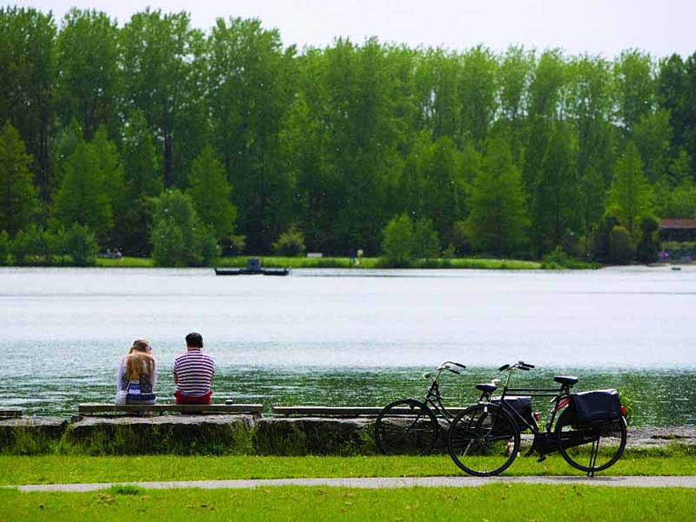 Radfahren in Holland sitzen am Flussufer und machen Pause.
