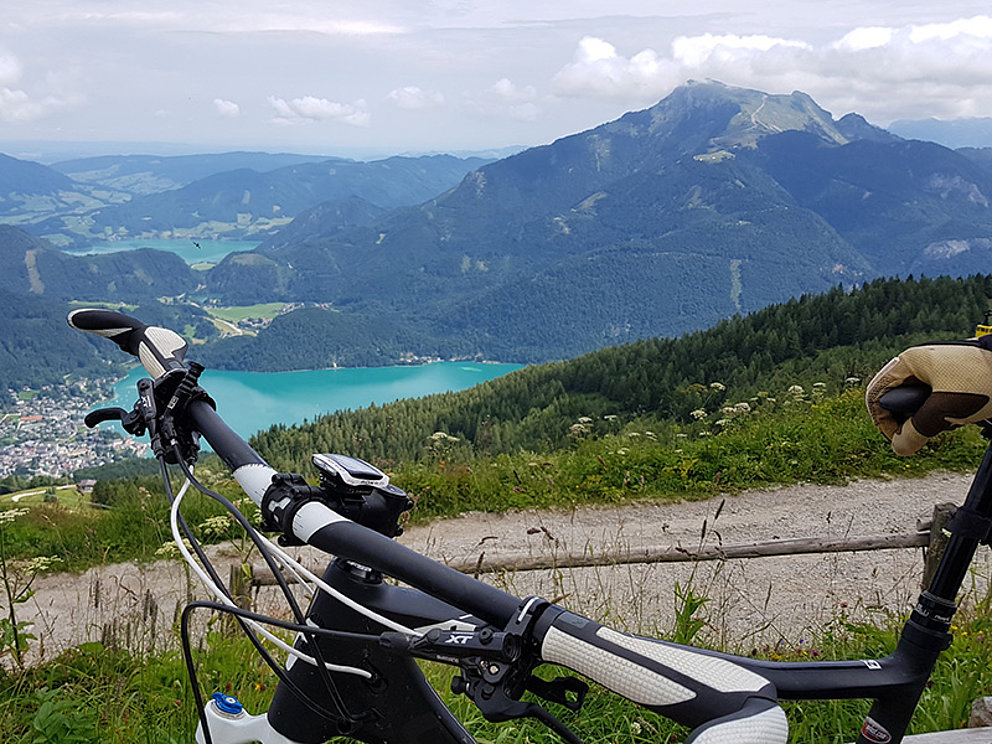 Mountainbike am Zwölferhorn mit Blick auf den Wolfgangsee und St. Gilgen