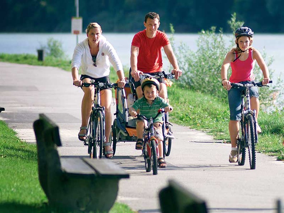 Familie unterwegs mit dem Rad auf der Innpromenade bei Schärding