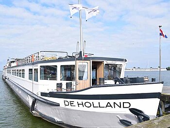 Flussschiff De Holland hat angelegt. Die Bordtür ist offen.