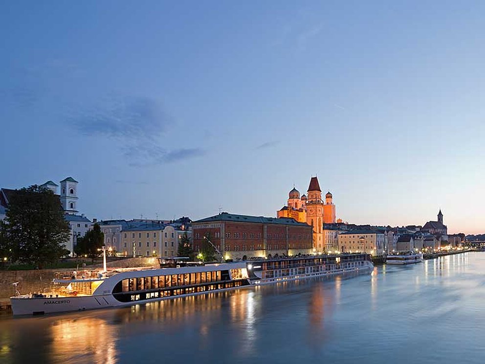 Blick auf Passau am Abend mit Schiff auf der Donau