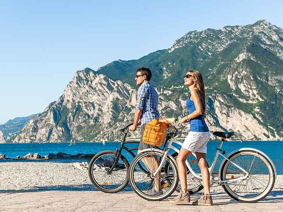 zwei Radfahrer radeln am Gardasee in Italien