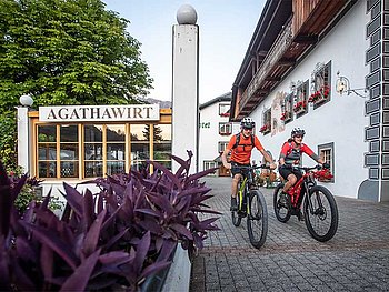 2 Radfahrer vor dem Landhotel Agathawirt
