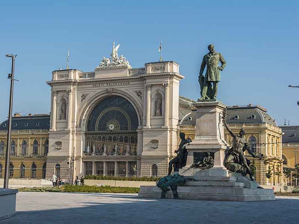 Hauptbahnhof in Budapest mit Statue
