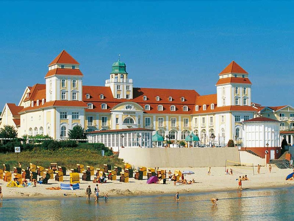 Imposantes Gebäude des Ostseebad Binz mit Türmen, direkt am Strand