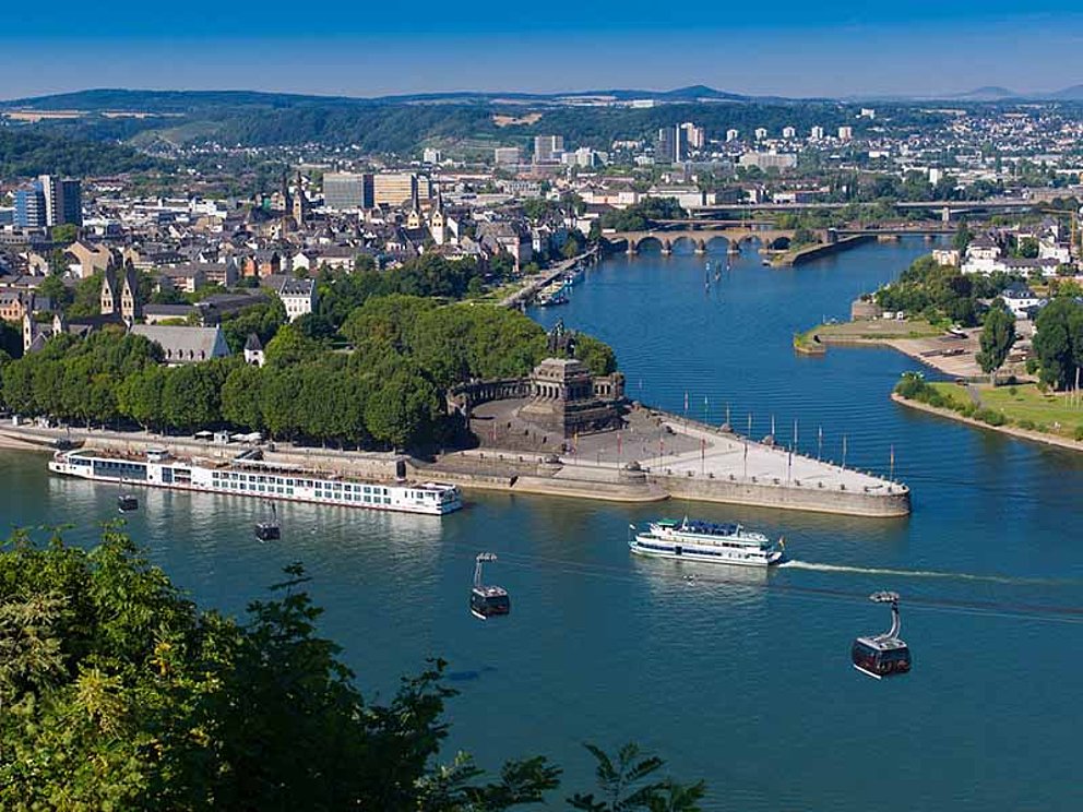 Deutsches Eck mit Mosel- und Rheinzufluss in Koblenz mit Seilbahn