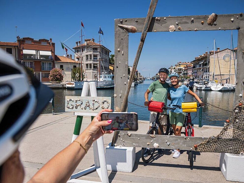 Ein Erinnerungsfoto im Hafen von Grado wird gemacht.
