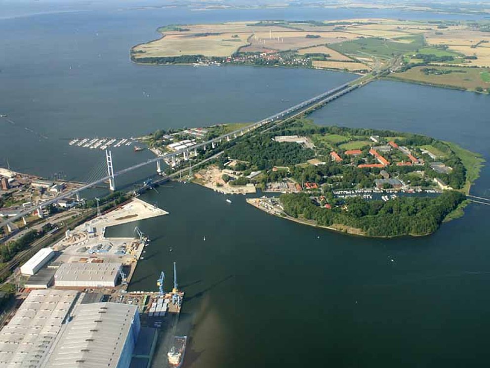 Blick von oben auf die Insel Dänholm in Stralsund an der Ostsee