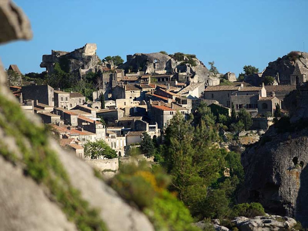 der mittelalterliche Ort Les Baux de Provence liegt auf einem schroffen Felsen und überblickt die Provence