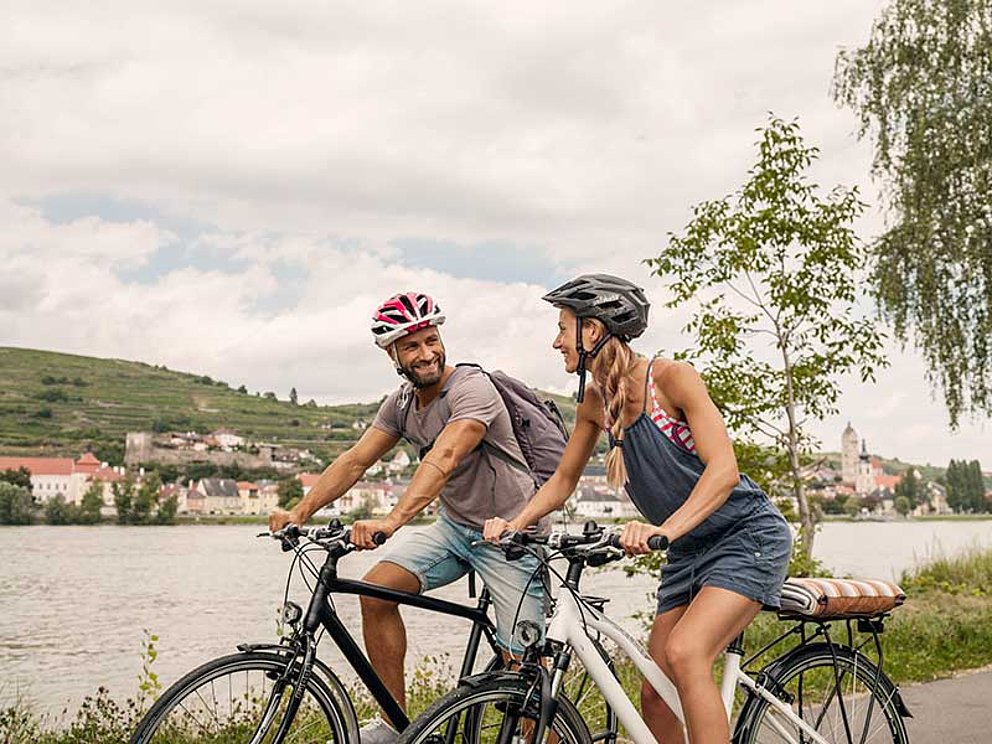 zwei Radfahrer unterwegs am Donauradweg bei Krems