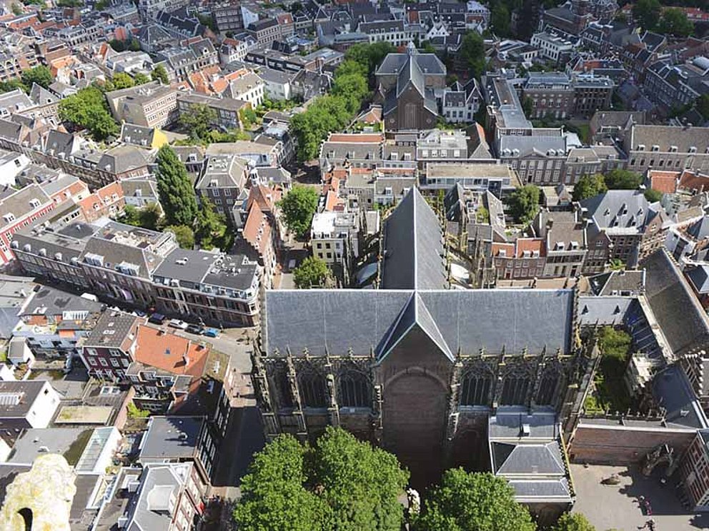 Blick von oben auf die Stadt Utrecht und dem Dom in den Niederlanden