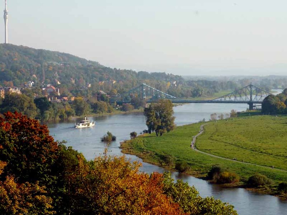 Blick auf Elbe-Fluss Verlauf mit Radweg
