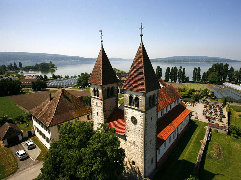 Blick über die Insel Reichenau mit Kirche am Bodensee