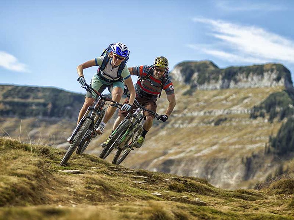 zwei Mountainbiker unterwegs auf den Almen des SalzburgerLandes