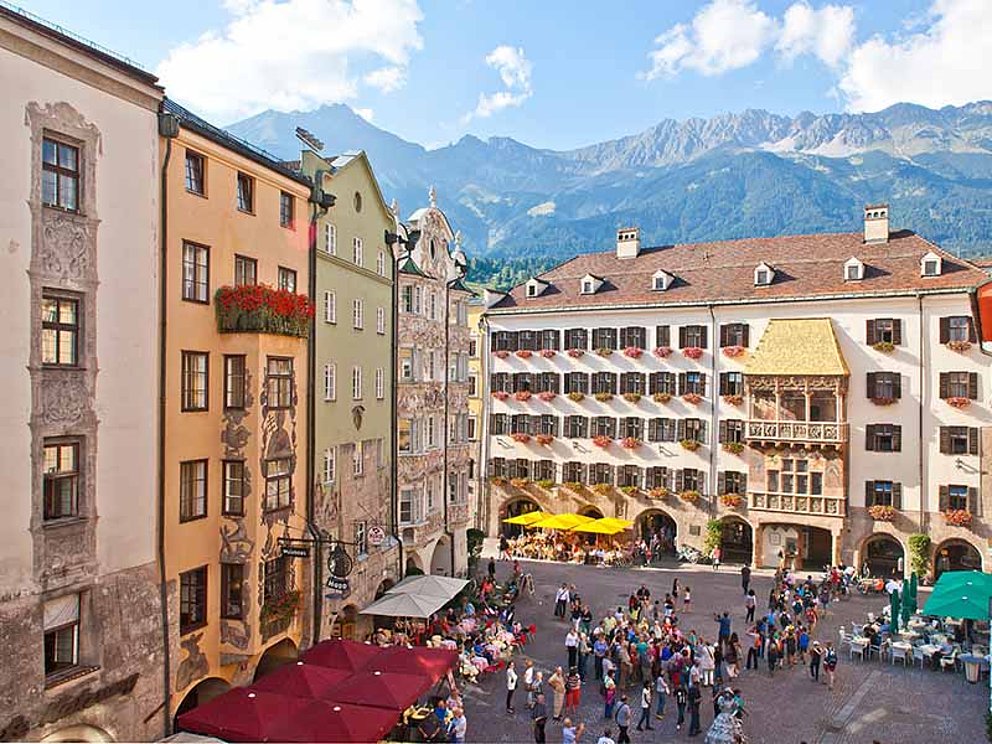 Blick auf die Innsbrucker Altstadt und die Bergwelt