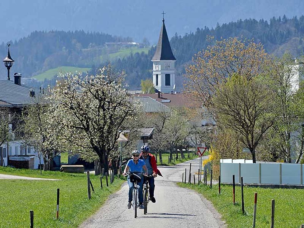 zwei Radfahrer unterwegs am Innradweg in Wörgl