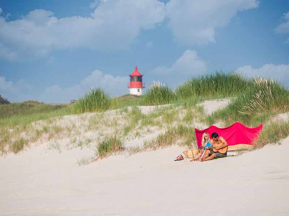 Paar beim Sonne genießen Strand auf der Insel Amrum an der Nordsee