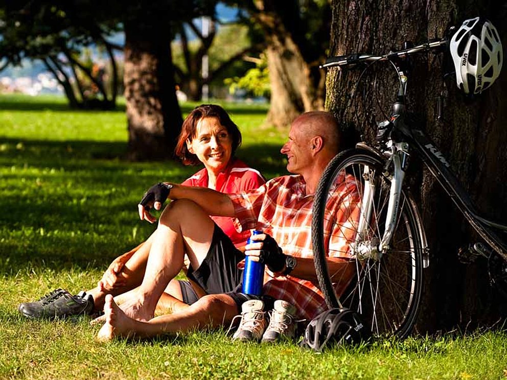 Zwei Radfahrer machen Pause im Donaupark