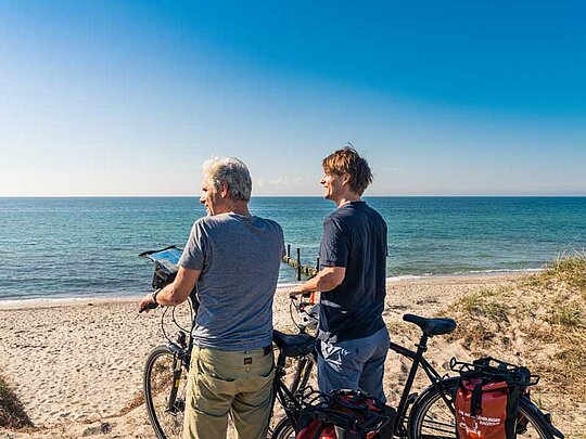 Zwei Radfahrer auf dem Ostseeküstenradweg