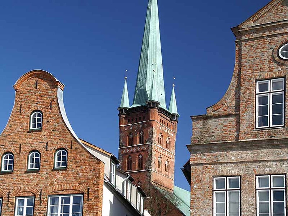 Blick auf die Giebelhäuser in Lübeck mit Petrikirche an der Ostsee