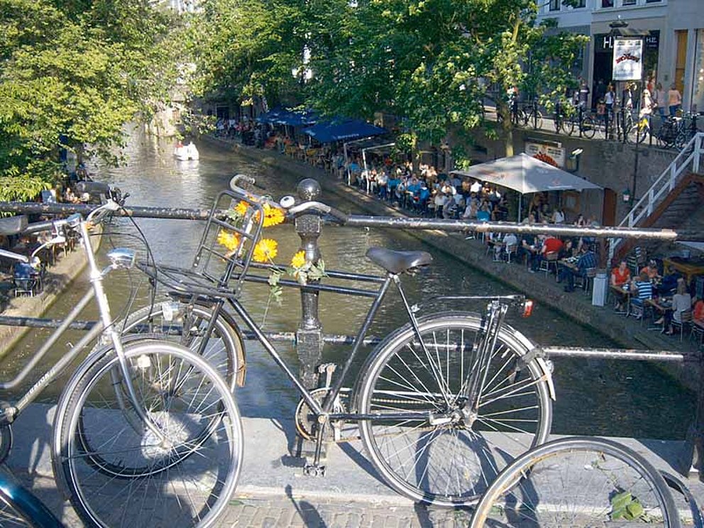 Fahrräder an einer Brücke in der Stadt Utrecht in den Niederlanden