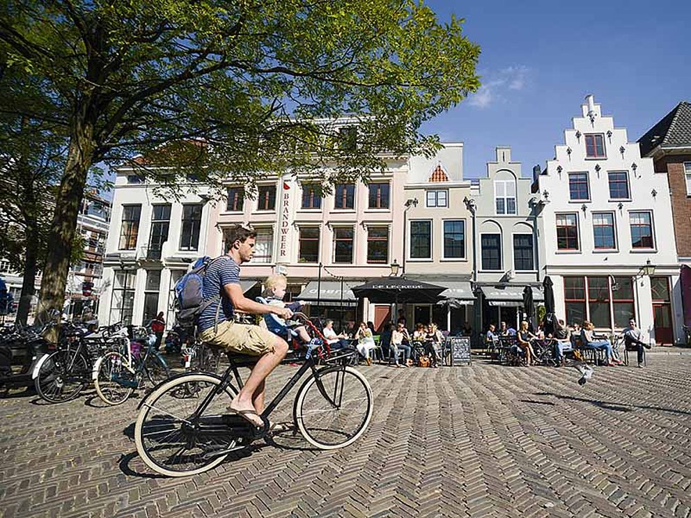 Radfahrer unterwegs in der Stadt Utrecht in den Niederlanden