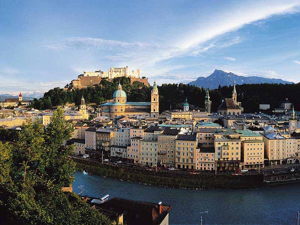 Die Stadt Salzburg mit Burg Hohensalzburg. Davor fließt die Salzach.
