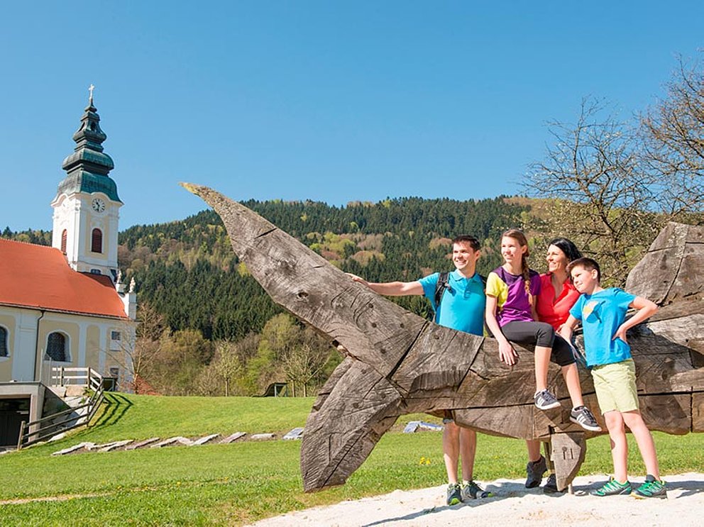 Familie in Sportbekleidung im Vordergrund von Stift Engelharstzell