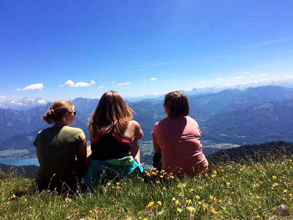 3 Mädchen auf der Schafberg genießen den Ausblick