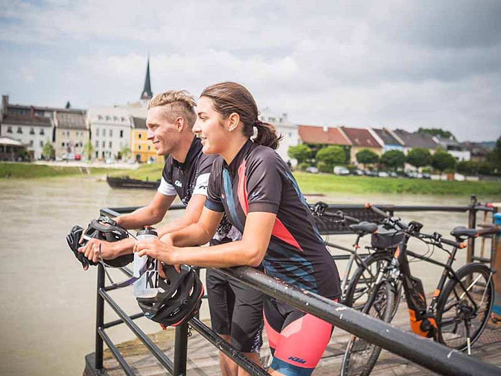 Zwei Radfahrer am Ufer des Donauradweges in Ottensheim