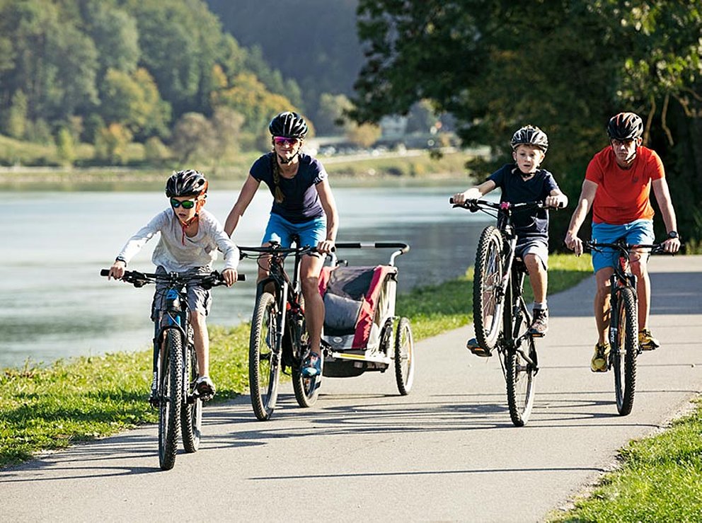 A family riding the bike on the Danube cycle path. 