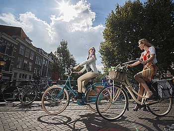 zwei Radfahrer unterwegs entlang des Kanals in Utrecht in Holland