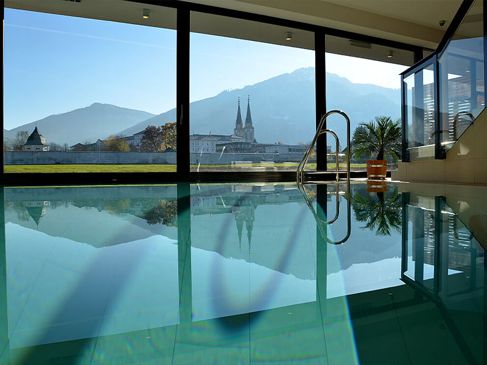 Pool mit Glasfront, im Hintergrund Admont