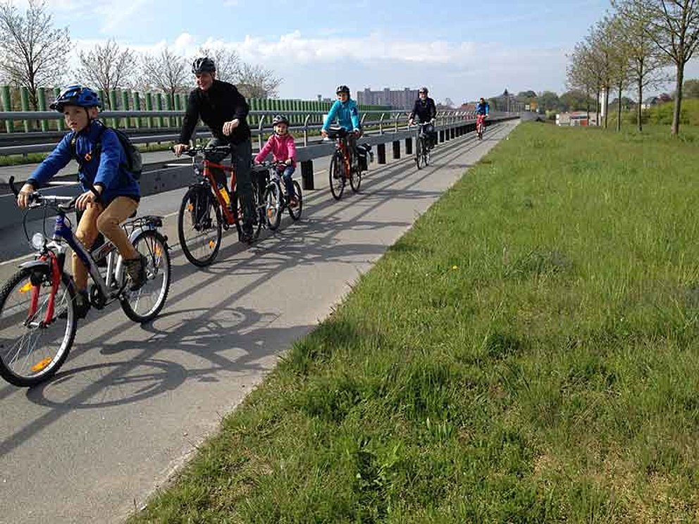 Radgruppe mit Kindern unterwegs über die Riesaer Brücke über die Elbe