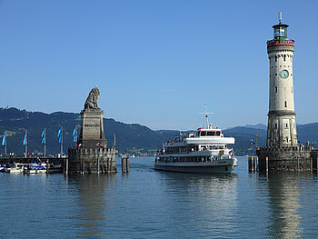 Auslaufstelle mit Boot und Leuchtturm am Bodensee bei Lindau in Deutschland
