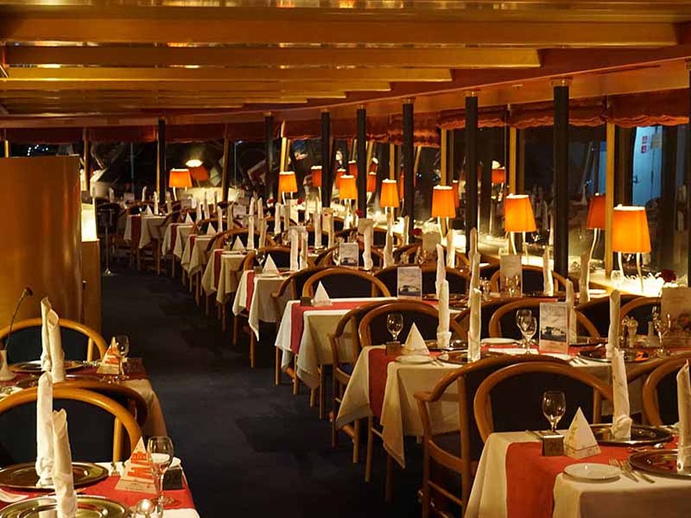 tolle Abendstimmung im Restaurant auf der MS Primadonna auf der Donau