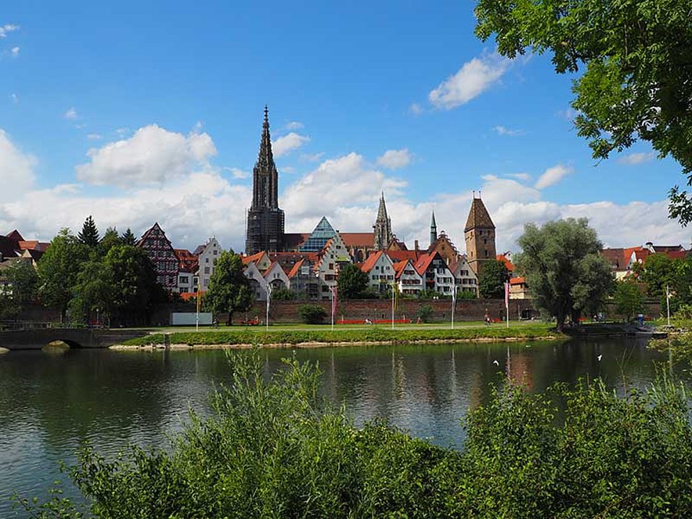 Blick von anderem Ufer auf die Donau und die Kirche in Ulm