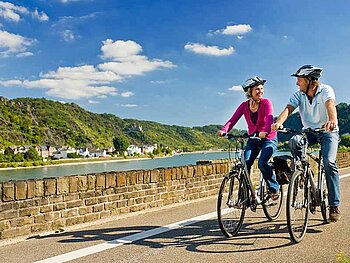 Zwei Radfahrer unterwegs am Rheinradweg in St. Goar in Deutschland
