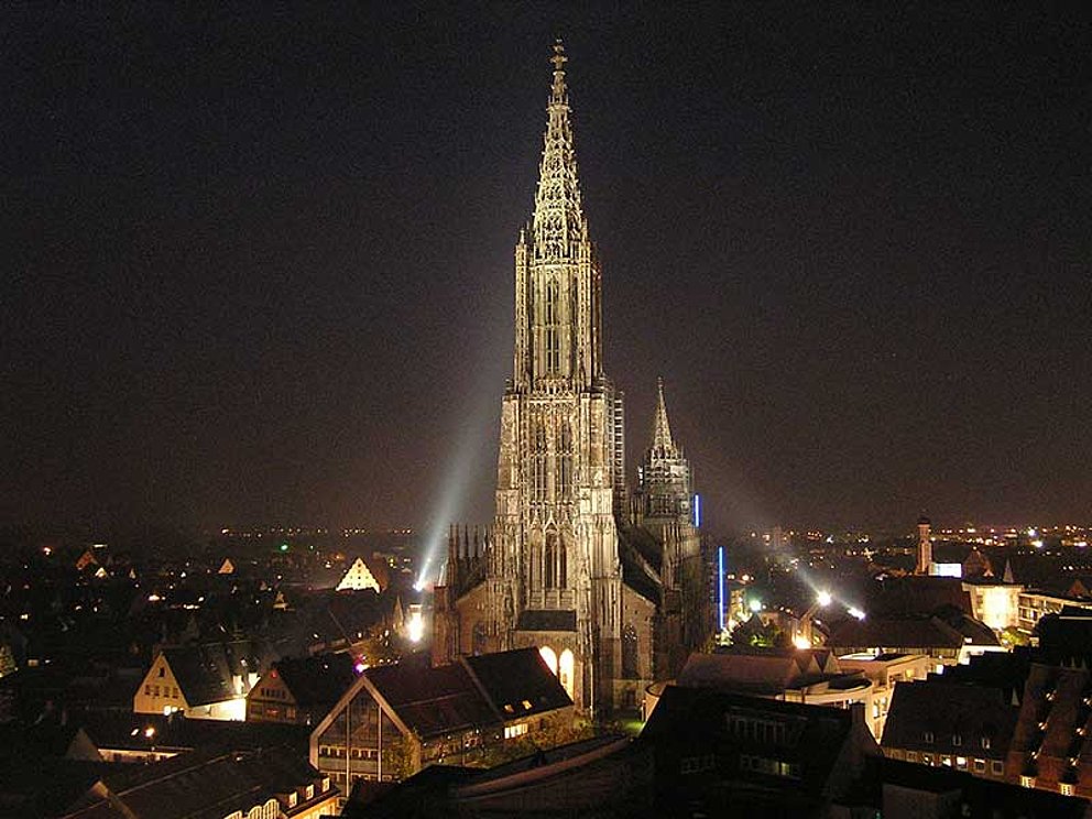 beleuchtetes Münster bei Nacht in Ulm