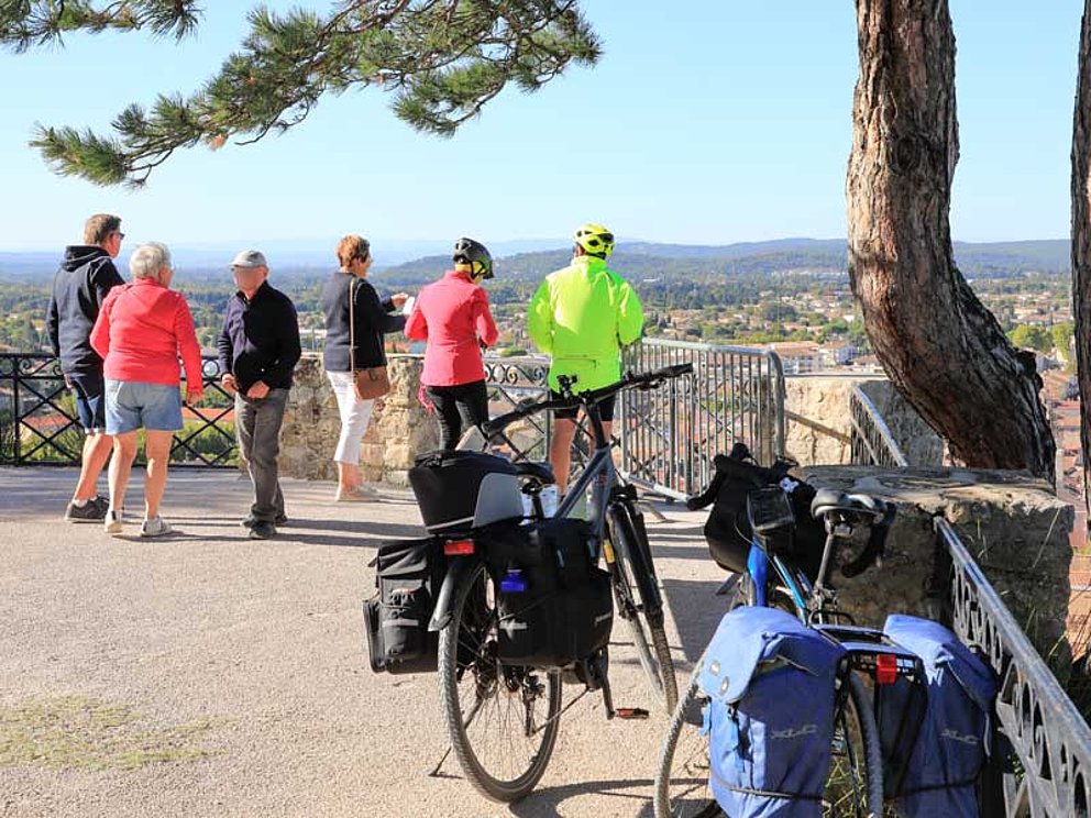 Radfahrer bewundern den Blick auf Orange, einer südfranzösischen Stadt.